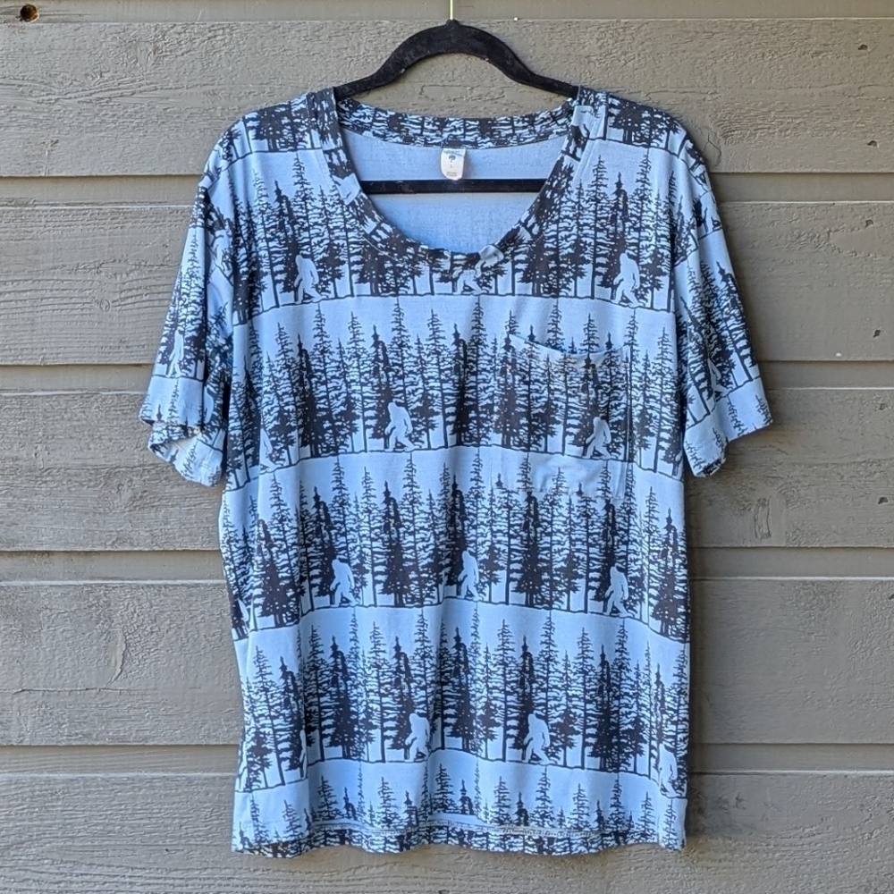 Kate Quinn Short Sleeve Sasquatch Pocket Tee Scoop Neck Large Blue Black
